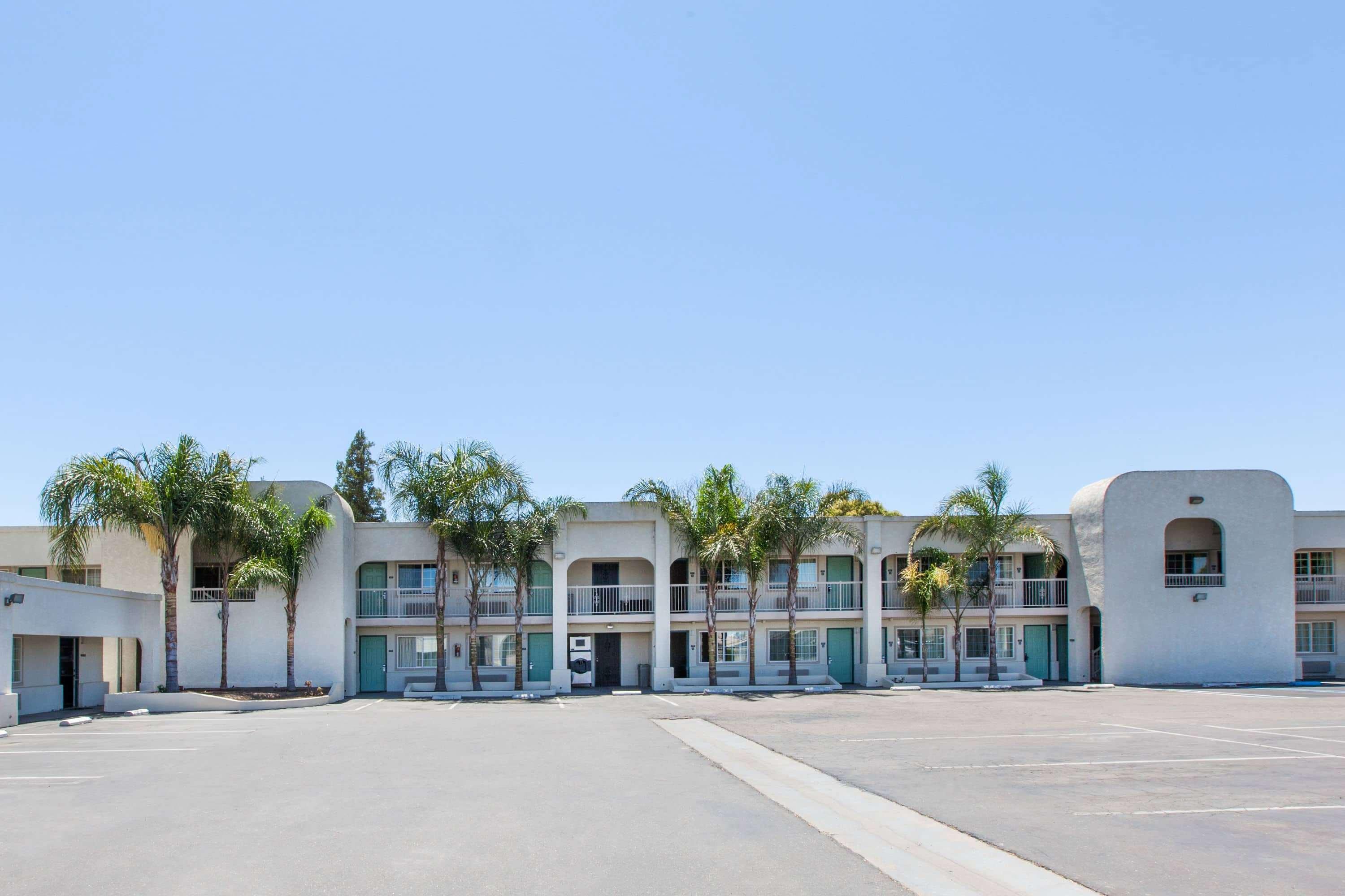 Travelodge By Wyndham Los Banos Ca Exterior photo